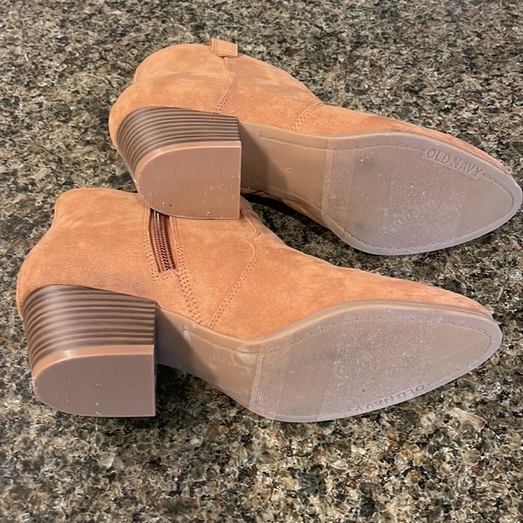Old Navy Suede Ankle boots Size 6 Never worn - Picture 2 of 3
